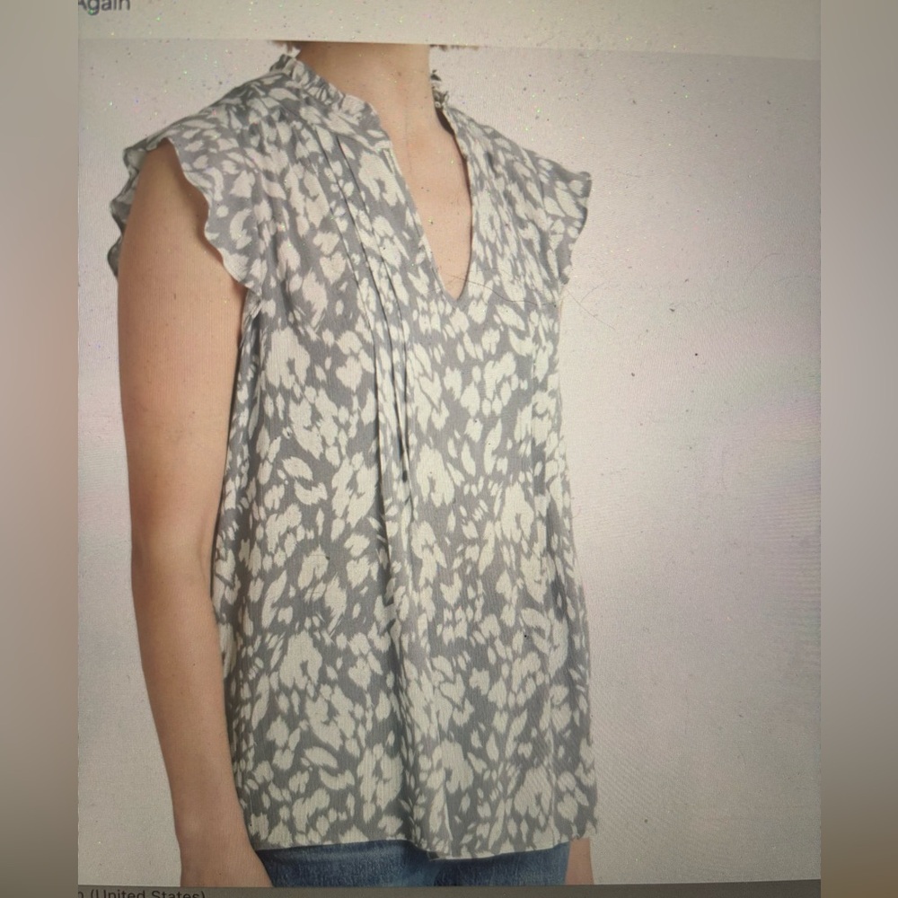 Never worn- Gray Patterned Women's Top 🌸bundle and save!!